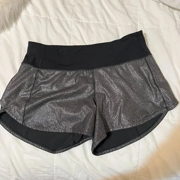Lululemon luminosity foil print black silver metallic  Shorts, size 8 - Picture 2 of 13